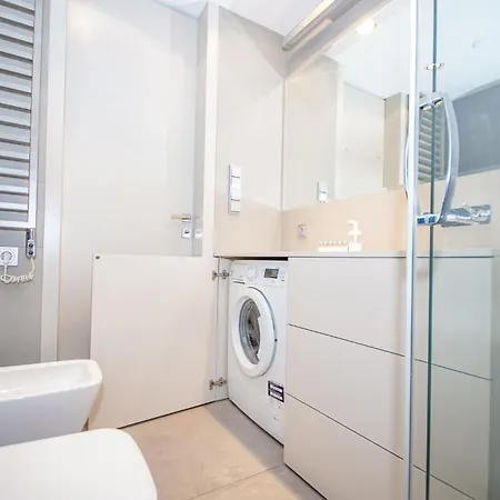 Family With 2 Bedrooms, Huge Balcony, Free Parking, 10 Minutes Walk To Main Square And Kazimierz District