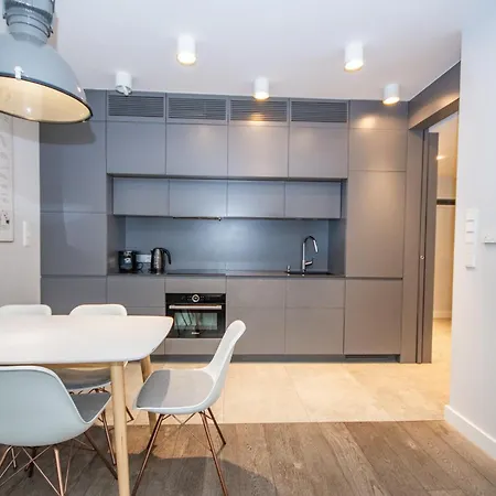 Family With 2 Bedrooms, Huge Balcony, Free Parking, 10 Minutes Walk To Main Square And Kazimierz District Apartamento *