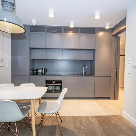 Family With 2 Bedrooms, Huge Balcony, Free Parking, 10 Minutes Walk To Main Square And Kazimierz District Apartment *