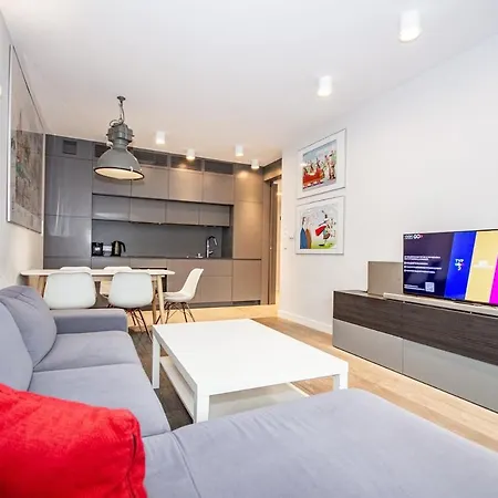 Family With 2 Bedrooms, Huge Balcony, Free Parking, 10 Minutes Walk To Main Square And Kazimierz District Apartment *